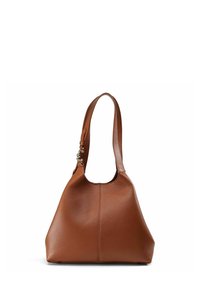 Borsa a spalla in pelle marrone con una larga tracolla e fibbia in metallo dorato, dalla forma strutturata leggermente rettangolare e arrotondata.