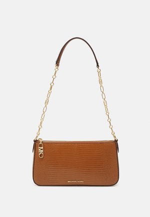 Brun tekstureret læderhåndtaske med gyldent kædestrop og Michael Kors-logo foran, rektangulær form med lynlåslukning.