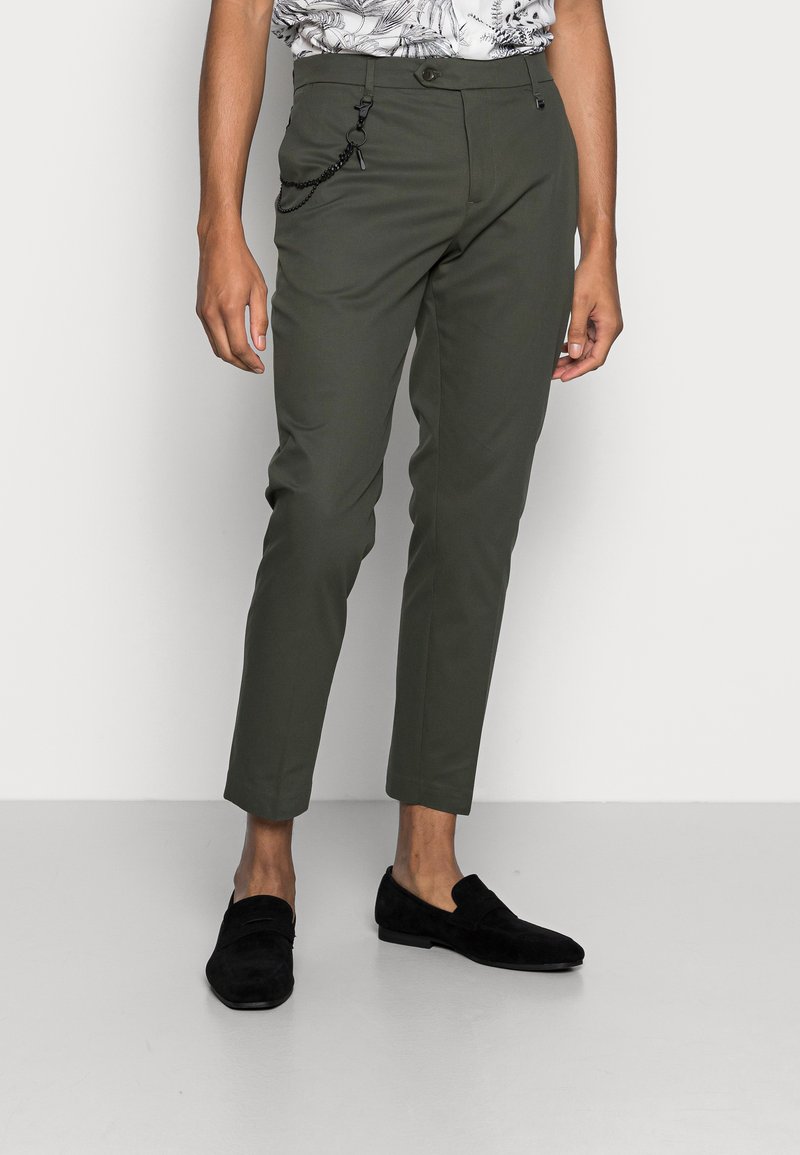 Herren Chinos | Antony Morato TROUSERS JAGGER CARROT FIT Stoffhose dark olive green/oliv - LL72761 Herren Chinos | Antony Morato TROUSERS JAGGER CARROT FIT Stoffhose dark olive green/oliv - LL72761