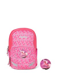 Roze rugtas met een geometrisch hartpatroon, voorzien van een eenhoorn badge. Gemaakt van duurzaam materiaal, het heeft zilveren accenten en ritsen.
