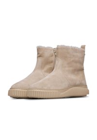 Botas de tobillo de ante beige con cremallera lateral, forro suave y suela de goma texturizada que presenta un patrón acanalado para mayor agarre.