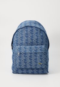 Denim rugtas met een geometrisch patroon in lichtblauw en donkerblauw, voorzien van een voorvak met rits en een klein logo label aan de onderkant.