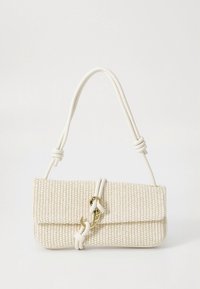 Πλεκτή λευκή τσάντα χειρός με λουρί δεμένο σε κόμπο, διαθέτει κλείσιμο με καπάκι και λεπτομέρεια μεταλλικού εξαρτήματος σε χρυσή απόχρωση στο μπροστινό μέρος. Υφή με ανάγλυφη επιφάνεια.