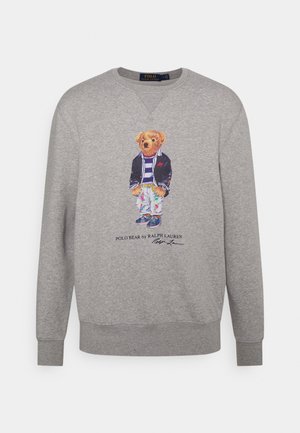 Graues Sweatshirt mit Rundhalsausschnitt und einem Teddybär, der ein gestreiftes Hemd, schwarze Jacke, farbgespritzte Hose und Turnschuhe trägt, signiert „Polo Bear by Ralph Lauren.“