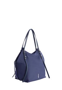 Bolso de mano azul marino hecho de material suave, con dos asas para el hombro, una parte superior abierta y acentos en hardware plateado.