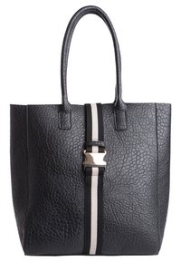 Svart texturerad tote-väska med två handtag och ett centralt randigt band i vitt och svart, med metalliska hårdvaruaccenter.