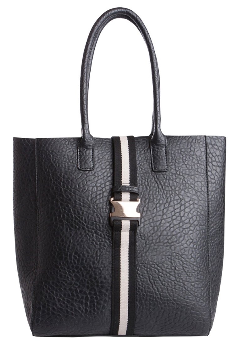 Svart texturerad tote-väska med två handtag och ett centralt randigt band i vitt och svart, med metalliska hårdvaruaccenter.