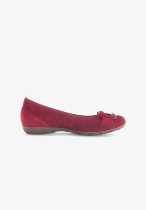 Rode suède ballerina met een ronde neus, een klein strikaccent en een lage rubberen hak. Gladde oppervlakte met gestikte details aan de zijkanten.