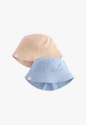 Deux chapeaux seau texturés, un beige et un bleu clair, chacun avec une petite étiquette rectangulaire près du bord.