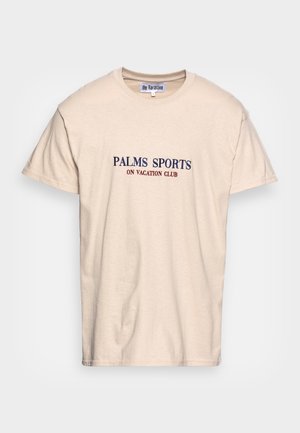 Beige bomulds T-shirt med korte ærmer, med teksten "PALMS SPORTS ON VACATION CLUB" trykt i marineblå og mørkerød på fronten.
