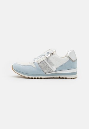 Sneaker w białym i jasnoniebieskim materiale z srebrnymi akcentami, posiadający teksturowaną boczną część i zamek błyskawiczny na górze. Gumowa podeszwa.