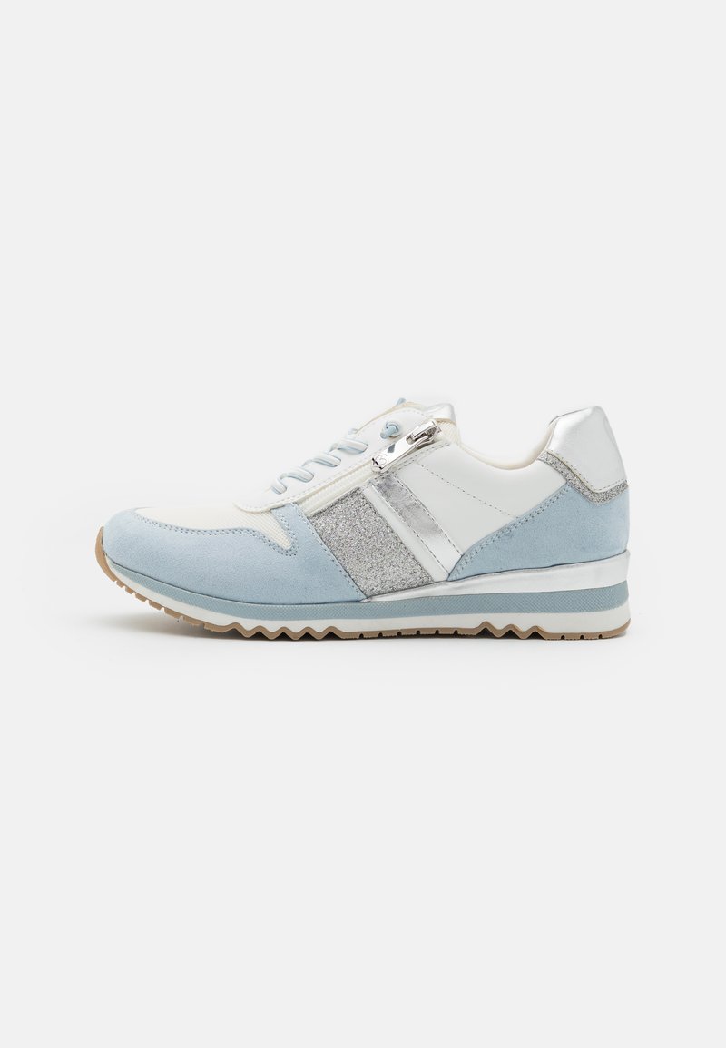 Sneaker w białym i jasnoniebieskim materiale z srebrnymi akcentami, posiadający teksturowaną boczną część i zamek błyskawiczny na górze. Gumowa podeszwa.