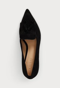 Fekete velúr, hegyes orrú lapos cipő, díszes bojt akcentussal a lábfej részen és sima belső béléssel. Alacsony kivágású dizájnnal és minimális varrással rendelkezik.