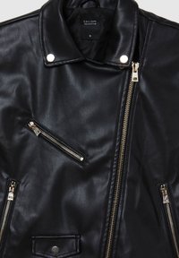 Schwarze Kunstlederjacke mit Reverskragen, mehreren Reißverschlusstaschen und goldfarbener Hardware für zusätzliche Details. Größe S.