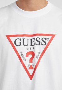 Guess Jeans ICONIC  - T-shirt con stampa - weiß