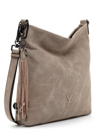 Beżowa torebka na ramię z perforowanej zamszowej skóry, z frędzlami i zawieszkami z monetami, regulowanym paskiem oraz subtelnym logo z przodu.