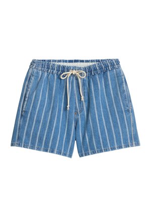 Blauwe denimshorts met verticale witte strepen, elastische tailleband, voorzakken en een witte trekkoordsluiting.