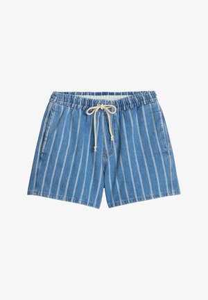 Blauwe denimshorts met verticale witte strepen, elastische tailleband, voorzakken en een witte trekkoordsluiting.