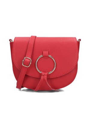 Rote Leder-Crossbody-Tasche mit glatter Textur, Klappenverschluss, runden Metallakzent und verstellbarem Riemen. Kompakte und strukturierte Form.