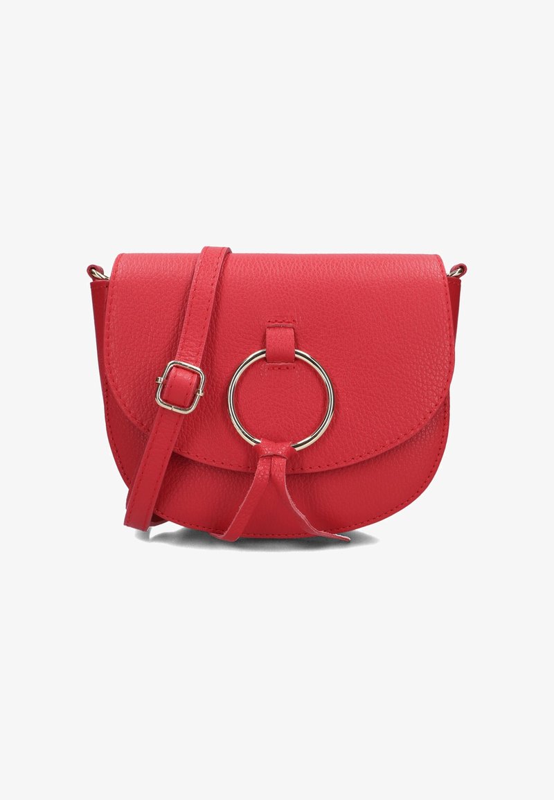 Rode lederen crossbody tas met een gladde textuur, klepafsluiting, cirkelvormige metalen accent en verstelbare schouderriem. Compact en gestructureerd ontwerp.