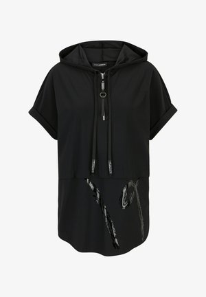 Schwarzes, kurzärmeliges Crop-Top mit Kapuze, mit einem durchgehendem Reißverschluss und einem glänzenden, abstrakten Design auf dem unteren Panel. Glatte Stofftextur.