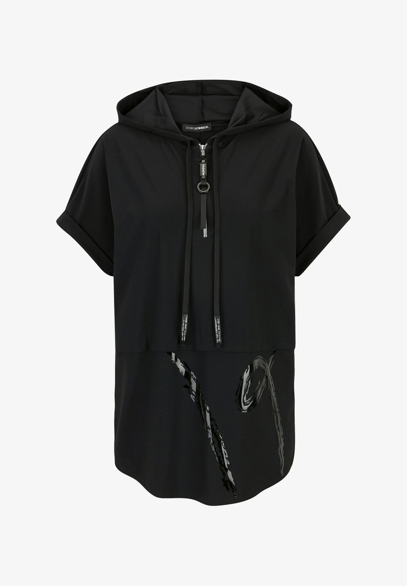 Schwarzes, kurzärmeliges Crop-Top mit Kapuze, mit einem durchgehendem Reißverschluss und einem glänzenden, abstrakten Design auf dem unteren Panel. Glatte Stofftextur.