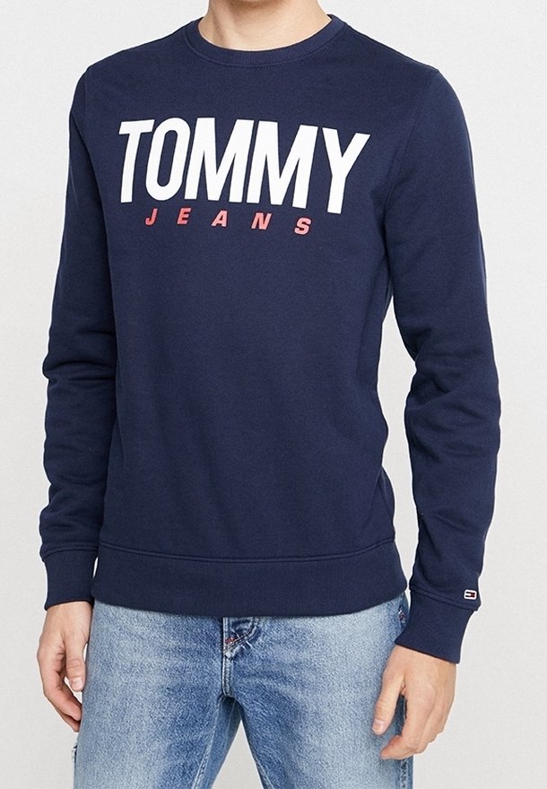 Námořnicky modrý sweatshirt z bavlny s kulatým výstřihem. Na přední straně se nachází velké bílé logo "TOMMY" a červený text "JEANS". Hřejivé elastické manžety a lem.