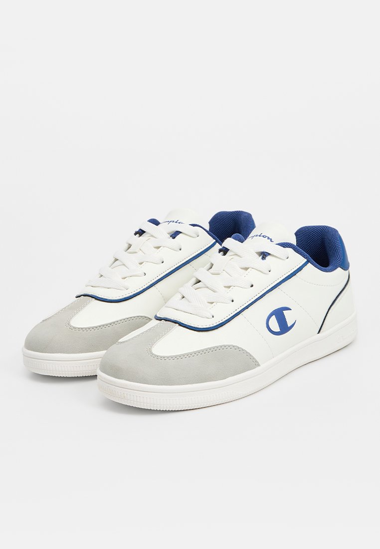 Sneaker atletici bianchi e grigi con una parte superiore in pelle liscia, dettagli blu, chiusura con lacci e suola in gomma testurizzata.