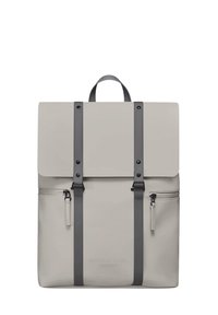 Zaino impermeabile grigio con un design minimale. Caratterizzato da una finitura opaca, spallacci neri, chiusura con patta superiore e tasca frontale con zip.