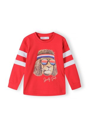 Rød langærmet skjorte med hvide striber på ærmerne, med en løve iført solbriller og pandebånd, med teksten "Sporty Dude" nedenunder.
