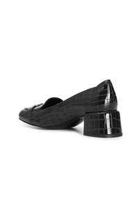 Zapatos de charol negros con textura de cocodrilo, puntera redondeada y tacón ancho. El cierre presenta un acento decorativo.