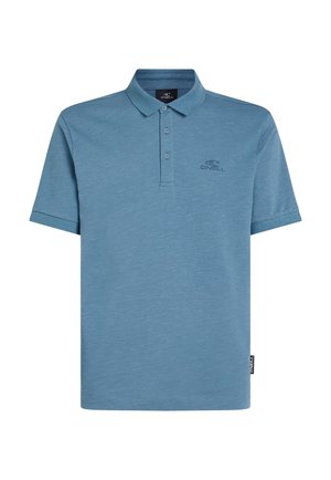 Svetlo modra polo majica iz mehkega materiala, z klasičnim ovratnikom, tremi gumbi in majhnim vezenim logotipom na prsih.