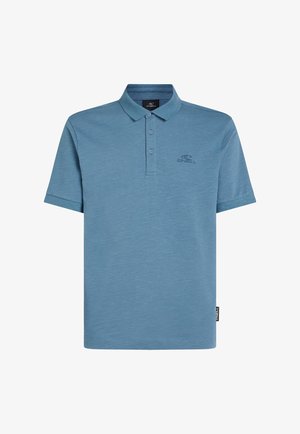 Svetlo modra polo majica iz mehkega materiala, z klasičnim ovratnikom, tremi gumbi in majhnim vezenim logotipom na prsih.