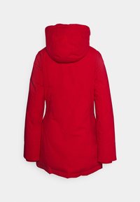 Rode waterdichte jas van textiel met een structuur, capuchon en lange mouwen. Heeft een rechte snit en minimale stikdetails.