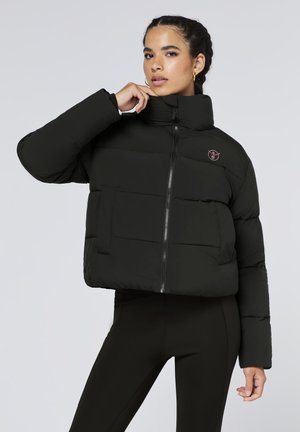 Schwarze Pufferjacke mit hohem Kragen, vorderem Reißverschluss und zwei Seiten Taschen. Mit einem pinken Logo auf der linken Brust. Glatte Textur.