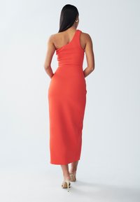 Rood een-schouder jurkje in een aansluitend ontwerp, gemaakt van gestructureerde stof, tot halverwege de kuit; heeft een slanke Silhouet en minimale details.