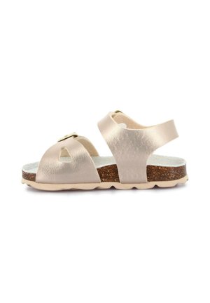 Sandalo bambino con punta aperta, cinturini metallici color oro rosa, fibbia regolabile, soletta in sughero e suola beige chiaro, vista laterale.