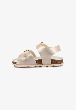 Sandalo bambino con punta aperta, cinturini metallici color oro rosa, fibbia regolabile, soletta in sughero e suola beige chiaro, vista laterale.