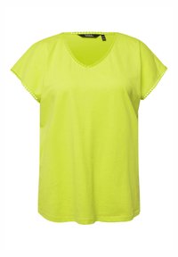 Camiseta verde lima de cuello en V hecha de suave algodón, con mangas cortas y ribete ondulado en el escote y los bordes de las mangas.