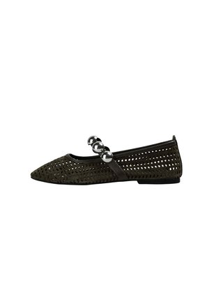 Zapato plano perforado negro con puntera puntiaguda y correa adornada con tres grandes cuentas plateadas.