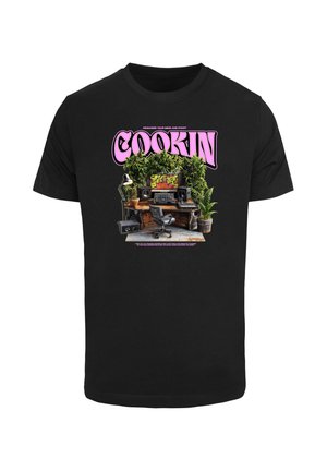 Must musta mustra musta must to, näiteks musta puuvillane T-särk, millel on värvikas graafika sõnaga "COOKIN" roosas, ümbritsetud lauast, millel on taimed, kõlarid ja varustus.