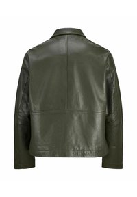 Chaqueta de cuero verde oliva, diseño corto, textura suave, cuello de camisa y detalles de costura en la parte posterior. Sin hardware o adornos visibles.