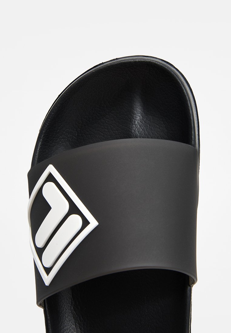 Infradito nere con cinturino testurizzato, caratterizzate da un logo bianco prominente sul lato. Superficie liscia, design open-toe.