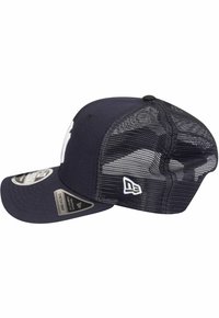 Marineblaues Baseballcap mit Mesh-Rücken, gebogenem Schild, weißem Logo auf der Vorderseite und verstellbarem Snapverschluss. Strukturierter Stoff und leichtes Design.