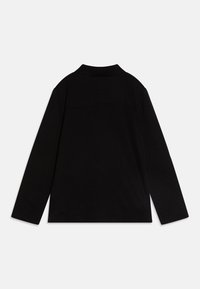 Zwarte lange mouw polo met een klassieke kraag, gemaakt van zachte, gestructureerde stof. Heeft een rechte zoom en geen zichtbare merknaam.