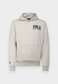 Světle šedá mikina s kapucí, nastavitelným stahovacím šňůrkem, klokánkovou kapsou a vyšitým logem „Polo Ralph Lauren“ na hrudi. Žebrované manžety a lem.