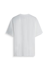 Camiseta blanca de manga corta, con cuello redondo, hecha de algodón. Textura suave, diseño simple sin patrones ni logotipos visibles. Vista posterior.
