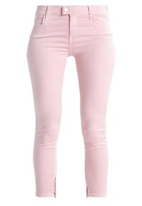 Jeans ajustados de color rosa claro con bolsillos frontales, cierre de botón y cremallera, y cremalleras en los tobillos de cada pierna.
