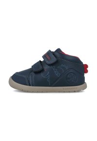 Zapatos de cuero azul para niños con detalles rojos, correas de velcro, estampado de dinosaurios y una suela de goma beige con un detalle de logo en el costado.