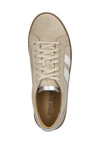 Baskets en daim beige avec des rayures blanches, bout rond, lacets plats et détails argentés au niveau du talon. L'intérieur présente un logo.